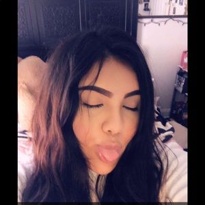 Meet your Posher, Yanet
